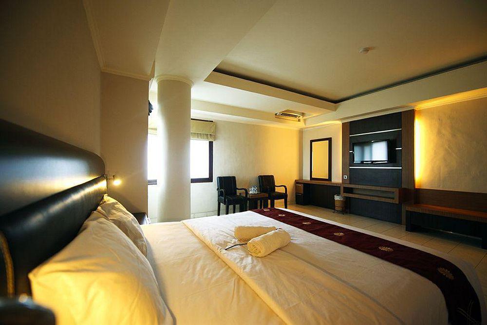 Urbanview Hotel Taman Suci Denpasar Chambre photo